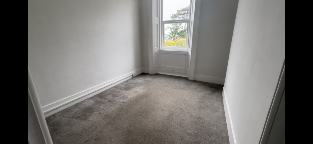 Lot: 91 - GROUND FLOOR FLAT FOR UPDATING - Flat 2 living room